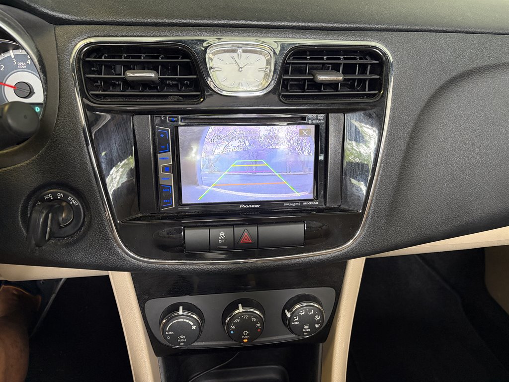 2013 Chrysler 200 Touring - Photo 18