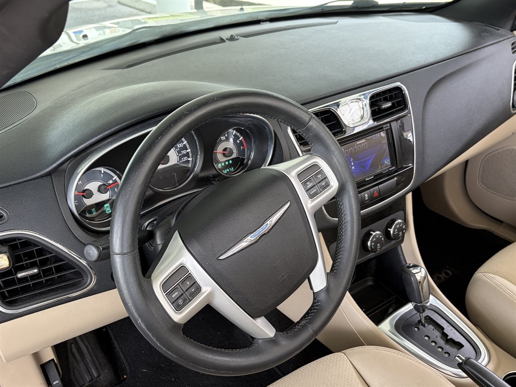 2013 Chrysler 200 Touring - Photo 16