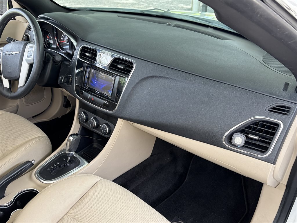 2013 Chrysler 200 Touring - Photo 17