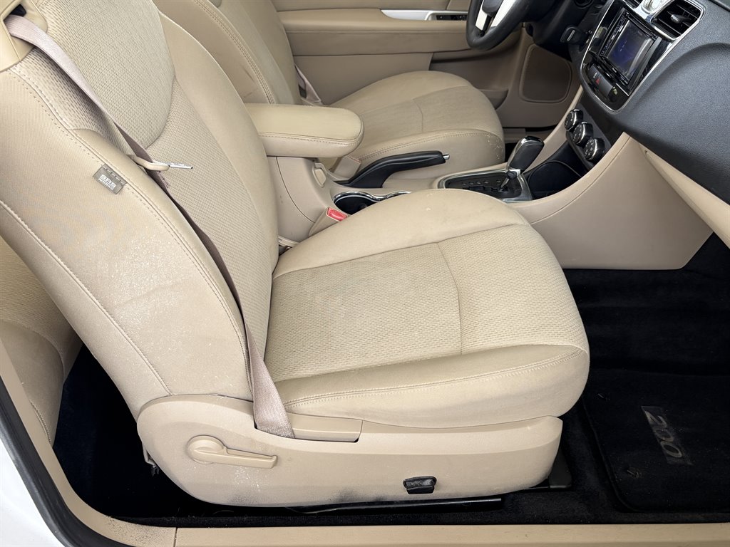 2013 Chrysler 200 Touring - Photo 11